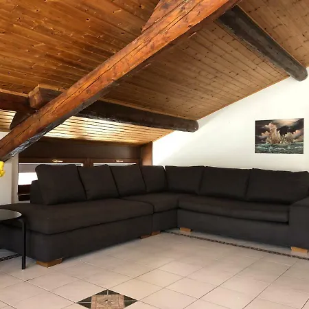 La Mansarda Di Albate بيت للعطل